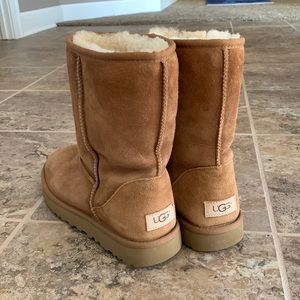 Women’s Ugg chestnut boots, classic short II